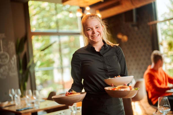Horeca skill: lopen met 3 borden! Image